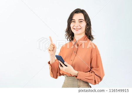 一名白人婦女拿著智慧型手機並引導 116549915