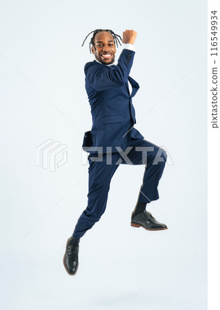 跳躍的黑人商人的全身照片 跳躍的黑人商人的全身照片 116549934