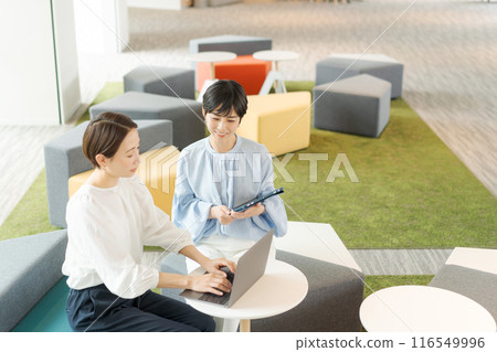 在辦公室工作的女性肖像 116549996