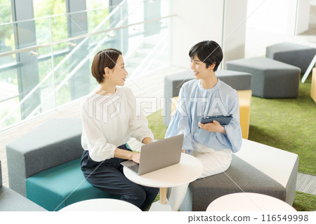 在辦公室工作的女性肖像 在辦公室工作的女性肖像 116549998