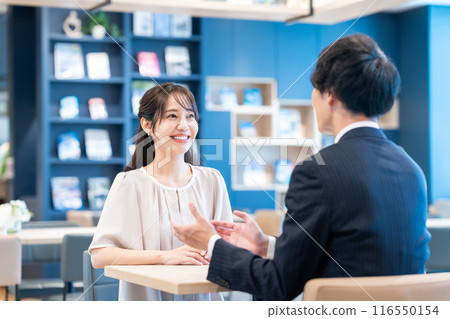 與商人商談的年輕女子攝影合作：Creadisce（丸善湯堂株式會社） 116550154