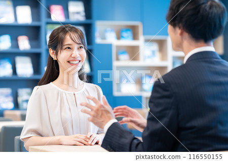 與商人商談的年輕女子攝影合作：Creadisce（丸善湯堂株式會社） 116550155