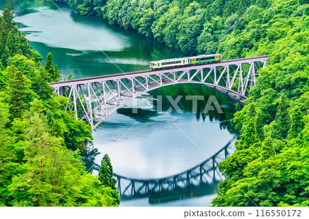 福島只見線列車穿越第一艘見川大橋 福島只見線列車穿越第一艘見川大橋 116550172