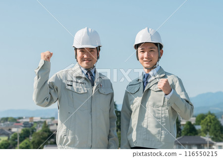 穿著工作服的工人站在藍天上(建築、建築、設計、房地產、土木工程、施工、現場監工、交通) 穿著工作服的工人站在藍天上(建築、建築、設計、房地產、土木工程、施工、現場監工、交通) 116550215