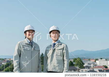 穿著工作服的工人站在藍天上(建築、建築、設計、房地產、土木工程、施工、現場監工、交通) 穿著工作服的工人站在藍天上(建築、建築、設計、房地產、土木工程、施工、現場監工、交通) 116550216