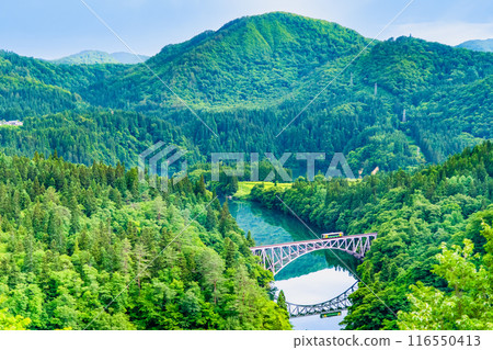 福島只見線列車穿越第一艘見川大橋 福島只見線列車穿越第一艘見川大橋 116550413