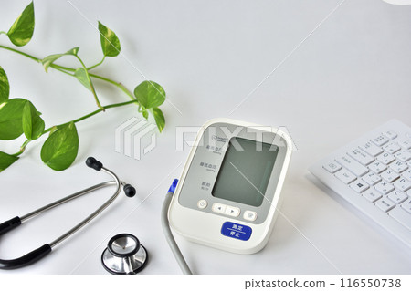 Sphygmomanometer, stethoscope, computer, medical institution image 116550738