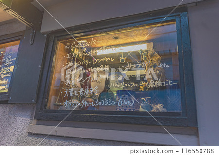餐廳咖啡廳菜單寫在窗戶上 餐廳咖啡廳菜單寫在窗戶上 116550788