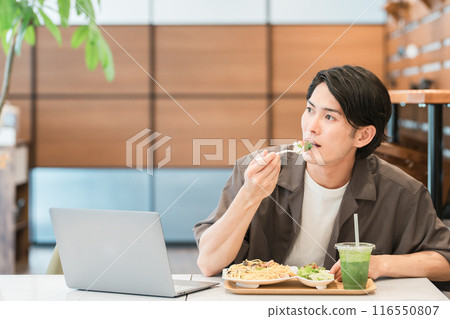 亞洲年輕男子在咖啡館吃午餐吃義大利麵 116550807