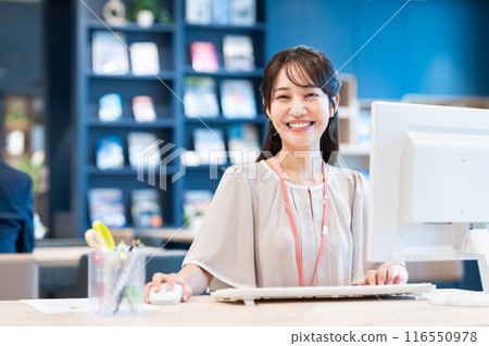 在辦公室工作的年輕女商人攝影合作:Creadisce(Maruzen Yushodo Co., Ltd.) 在辦公室工作的年輕女商人攝影合作:Creadisce(Maruzen Yushodo Co., Ltd.) 116550978
