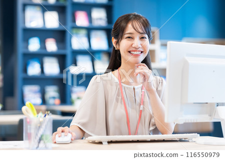 在辦公室工作的年輕女商人攝影合作:Creadisce(Maruzen Yushodo Co., Ltd.) 在辦公室工作的年輕女商人攝影合作:Creadisce(Maruzen Yushodo Co., Ltd.) 116550979