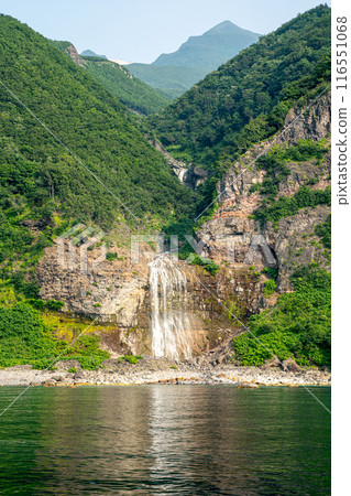 從知床半島遊輪的甲板上看到的 Kamuiwakka 瀑布 116551068