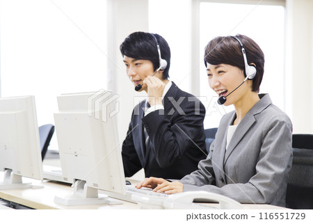 在呼叫中心工作的男性和女性商人 116551729