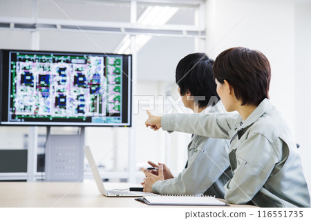 Male and female engineers having a meeting in the office 116551735