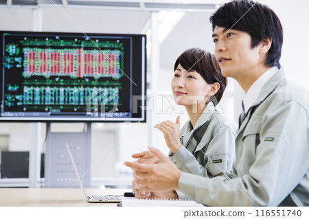 Male and female engineers having a meeting in the office 116551740