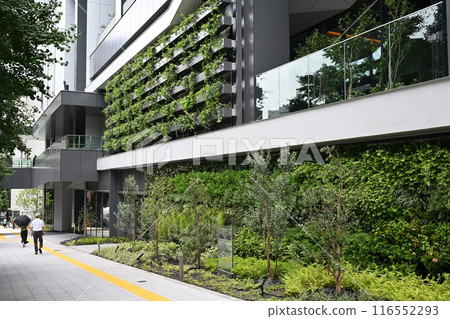 Shibuya Akushu, a complex facility born from the redevelopment of the east exit area of Shibuya Station, has green walls in Shibuya Ward, Tokyo. 116552293