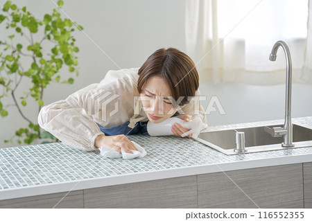 家庭主婦因廚房髒亂而煩惱 116552355