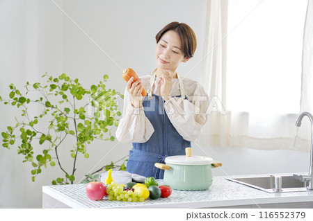 A woman thinking in the kitchen 116552379
