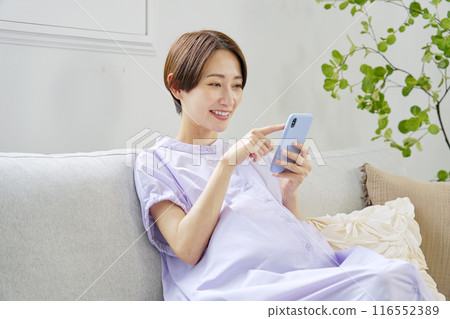 在家中使用智慧型手機的年長孕婦 116552389