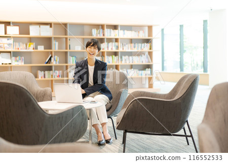 Woman working in coworking space 116552533