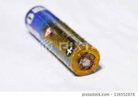 長期放置後已分解的乾電池 116552878