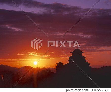 "World Heritage Site" and "National Treasure" Himeji Castle, the first sunrise and morning sky (view from Otokoyama Water Distribution Park) / Himeji, Hyogo Prefecture 116553372