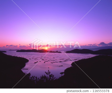 "Seto no Akebono" - The first sunrise of the year and oyster farming rafts (a place associated with Taira no Kiyomori) "Seto no Akebono" - The first sunrise of the year and oyster farming rafts (a place associated with Taira no Kiyomori) 116553378