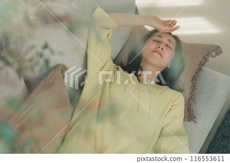 一個30多歲的女人在沙發上打盹 116553611