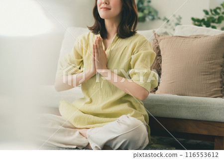 客廳裡的瑜伽 116553612