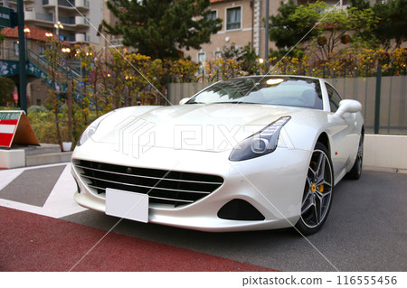 超級跑車 法拉利 豪華車 珍珠白 白色跑車 寶塚 寶塚歌劇團停車場 超級跑車 法拉利 豪華車 珍珠白 白色跑車 寶塚 寶塚歌劇團停車場 116555456
