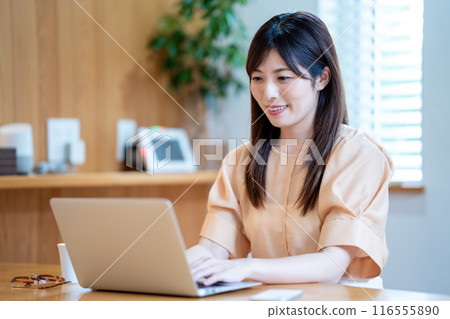 Middle woman using a laptop in the living room 116555890