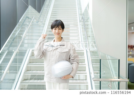 在辦公室穿著工作服的年輕女子 116556194