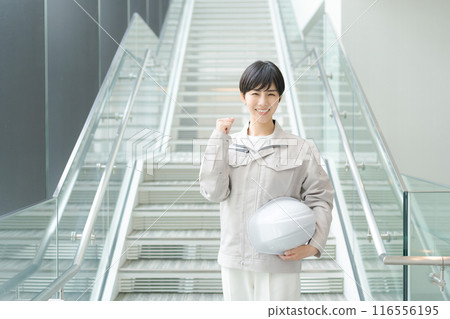 在辦公室穿著工作服的年輕女子 在辦公室穿著工作服的年輕女子 116556195