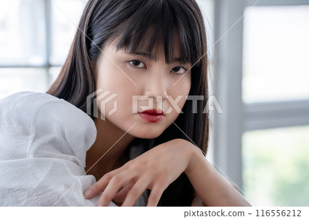 有瀏海的時尚年輕女子 有瀏海的時尚年輕女子 116556212