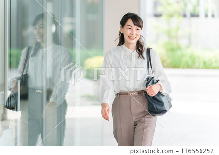 Asian business woman commuting to work in the office Asian business woman commuting to work in the office 116556252