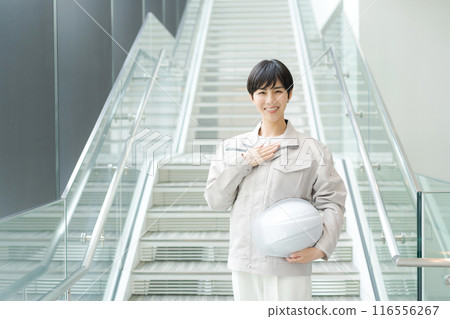 Young woman wearing work clothes in the office 116556267