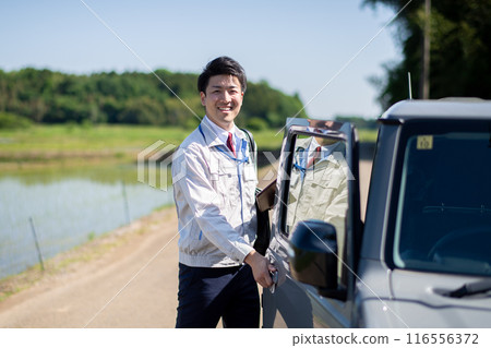 開車的員工/工人 116556372