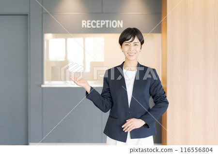 給予指導的女商人 116556804