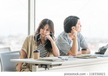 Fighting college students, high school students, male and female students, couples, lovers Fighting college students, high school students, male and female students, couples, lovers 116556821