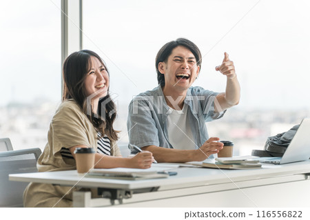 University students (high school students, cram schools, cram schools) receiving fun lectures at universities and schools University students (high school students, cram schools, cram schools) receiving fun lectures at universities and schools 116556822