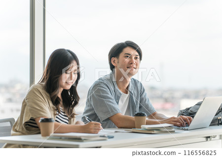 大學生(高中生、補習班、補習班)在大學和學校接受有趣的講座 大學生(高中生、補習班、補習班)在大學和學校接受有趣的講座 116556825