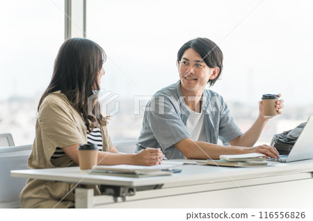 大學生在大學/學校的自由空間/學生休息室聊天（大學生、校園生活、補習班、預科學校） 116556826