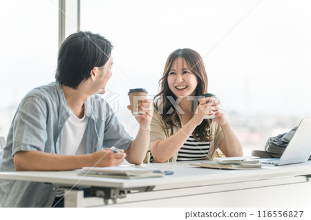 University students chatting in free spaces/student lounges at universities/schools (university students, campus life, cram schools, prep schools) 116556827