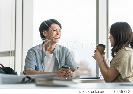 University students chatting in free spaces/student lounges at universities/schools (university students, campus life, cram schools, prep schools) 116556830