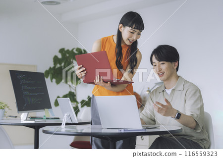 年輕男女邊看電腦場景聊天、創投公司/新創公司形象 年輕男女邊看電腦場景聊天、創投公司/新創公司形象 116559323