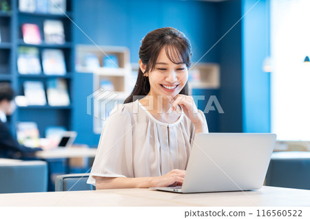 Business woman working in the office Photography cooperation: Credisce (Maruzen Yushodo Co., Ltd.) Business woman working in the office Photography cooperation: Credisce (Maruzen Yushodo Co., Ltd.) 116560522