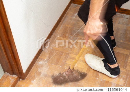 一名布藝工匠在翻新二手房時將地磚貼在走廊地板上。 116561044