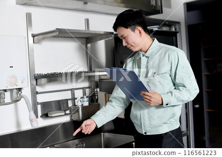 亞洲男工檢查廚房水槽 亞洲男工檢查廚房水槽 116561223
