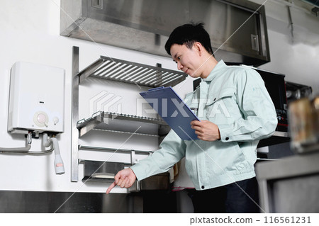 亞洲男工檢查廚房水槽 亞洲男工檢查廚房水槽 116561231