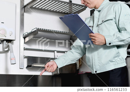 亞洲男工檢查廚房水槽 亞洲男工檢查廚房水槽 116561233